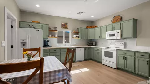 Kitchen - 5770 E 22nd Ave, Apache Junction, AZ 85119 photo 8 of 10