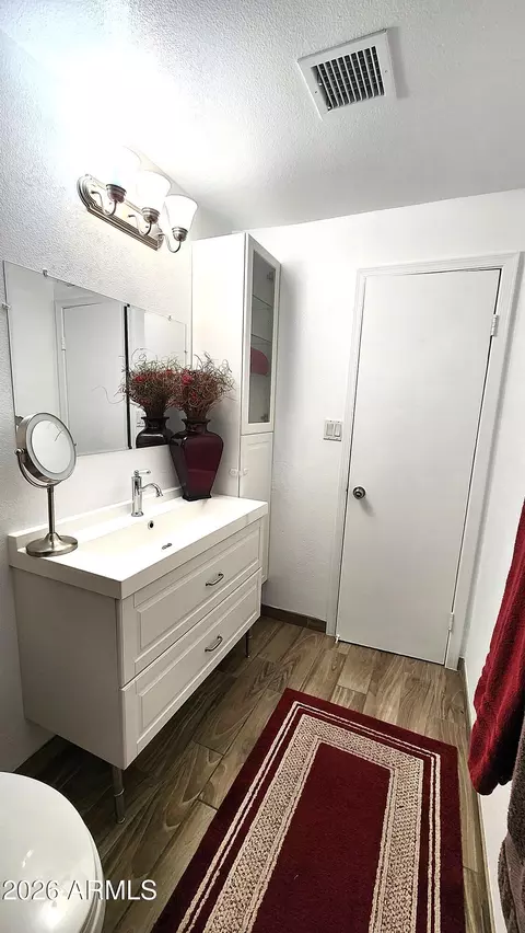 Bath - 3524 E Winchcomb Dr, Phoenix, AZ 85032 photo 3 of 3