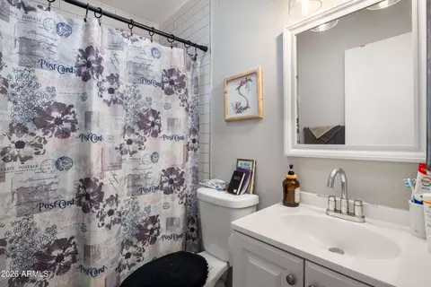 Bath - 940 E Rose Ln, Phoenix, AZ 85014 photo 1 of 2