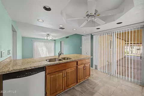 Kitchen - 5212 E Tamblo Dr, Phoenix, AZ 85044 photo 5 of 6