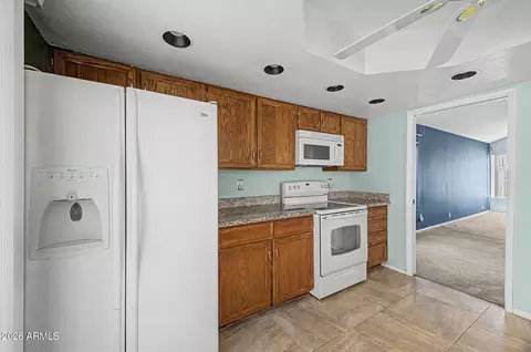 Kitchen - 5212 E Tamblo Dr, Phoenix, AZ 85044 photo 4 of 6