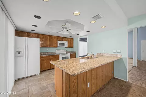 Kitchen - 5212 E Tamblo Dr, Phoenix, AZ 85044 photo 3 of 6