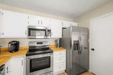 Kitchen - 3109 E Siesta Ln, Phoenix, AZ 85050 photo 2 of 3