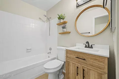 Bath - 3109 E Siesta Ln, Phoenix, AZ 85050 photo 2 of 2