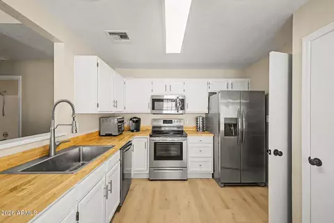 Kitchen - 3109 E Siesta Ln, Phoenix, AZ 85050 photo 1 of 3