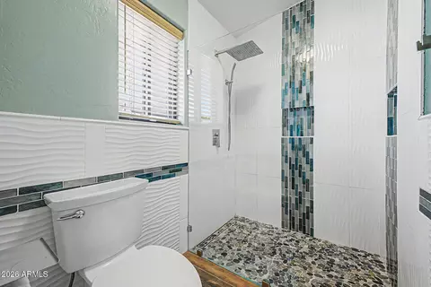 Bath - 802 E Roberts Rd, Phoenix, AZ 85022 photo 1 of 2