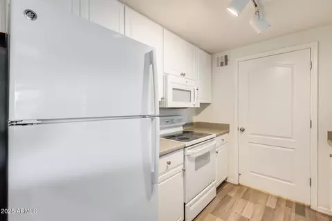 Kitchen - 1701 E Colter St #453, Phoenix, AZ 85016 photo 3 of 5