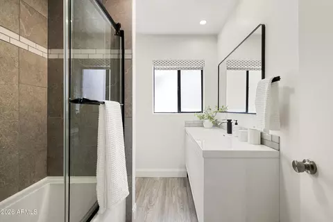 Bath - 4138 N 18th Ave, Phoenix, AZ 85015 photo 2 of 3