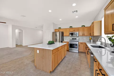 Kitchen - 954 E Devon Dr, Gilbert, AZ 85296 photo 4 of 6