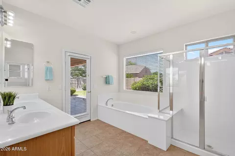 Bath - 954 E Devon Dr, Gilbert, AZ 85296 photo 1 of 3