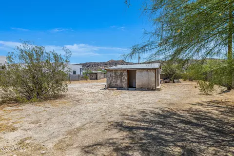 Exterior - 2241 E Desert Ln, Phoenix, AZ 85042 photo 6 of 9