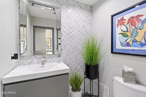 Bath - 4417 E Mountain View Rd, Phoenix, AZ 85028 photo 3 of 5