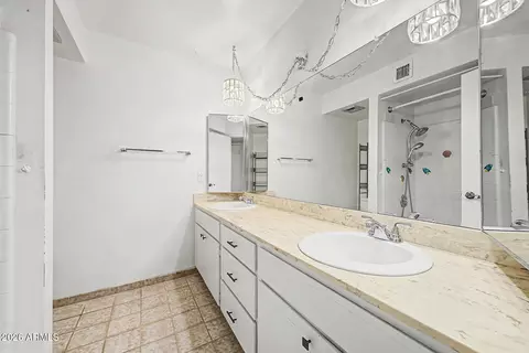 Bath - 2403 E Del Rio Dr, Tempe, AZ 85282 photo 4 of 5