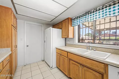 Kitchen - 2403 E Del Rio Dr, Tempe, AZ 85282 photo 3 of 6