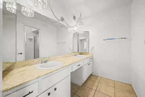 Bath - 2403 E Del Rio Dr, Tempe, AZ 85282 photo 2 of 5