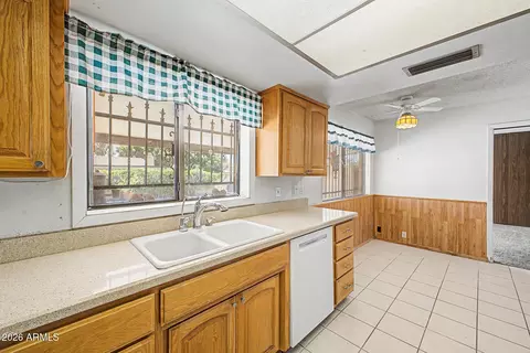 Kitchen - 2403 E Del Rio Dr, Tempe, AZ 85282 photo 4 of 6