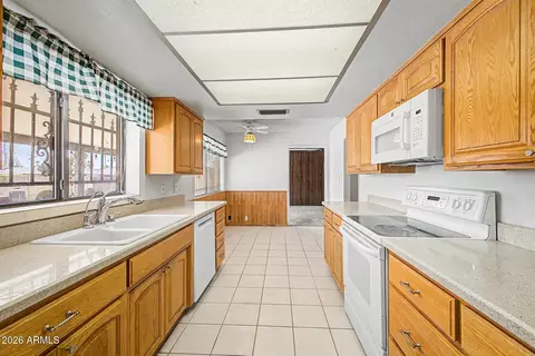 Kitchen - 2403 E Del Rio Dr, Tempe, AZ 85282 photo 5 of 6