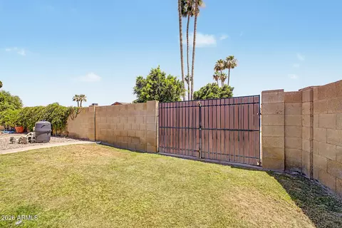 Exterior - 2403 E Del Rio Dr, Tempe, AZ 85282 photo 12 of 14