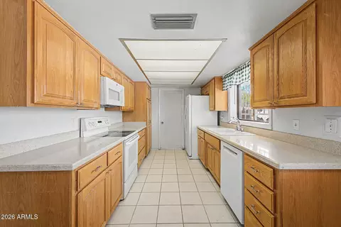 Kitchen - 2403 E Del Rio Dr, Tempe, AZ 85282 photo 2 of 6