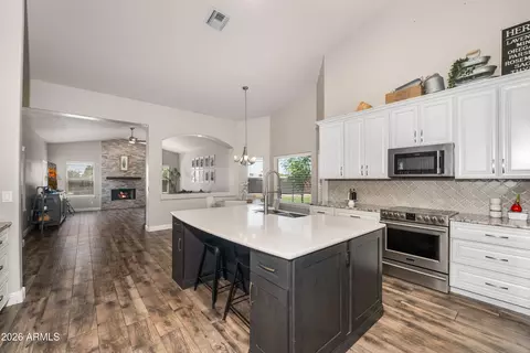 Kitchen - 370 S Equestrian Ct, Gilbert, AZ 85296 photo 10 of 11