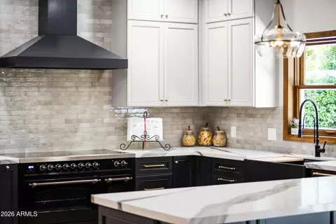 Kitchen - 230 W Morten Ave, Phoenix, AZ 85021 photo 4 of 13