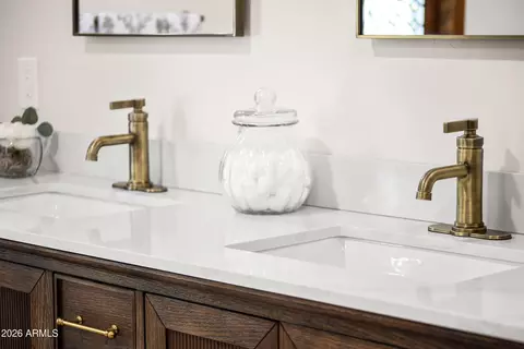 Bath - 230 W Morten Ave, Phoenix, AZ 85021 photo 3 of 12