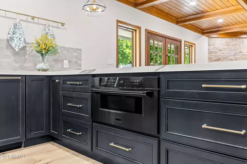 Kitchen - 230 W Morten Ave, Phoenix, AZ 85021 photo 11 of 13
