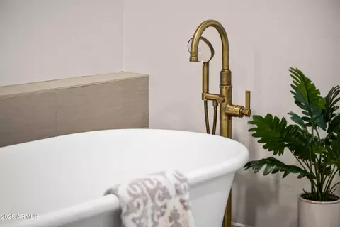 Bath - 230 W Morten Ave, Phoenix, AZ 85021 photo 6 of 12
