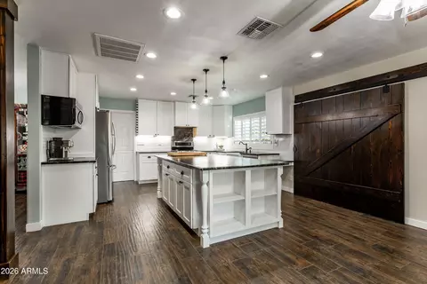Kitchen - 3570 W Pershing Ave, Phoenix, AZ 85029 photo 2 of 10