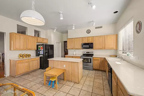 Kitchen - 4010 E Hamblin Dr, Phoenix, AZ 85050 photo 2 of 3