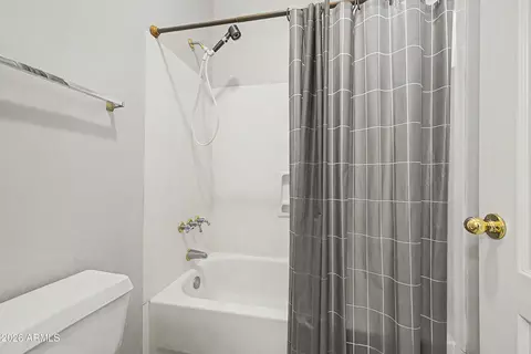 Bath - 4010 E Hamblin Dr, Phoenix, AZ 85050 photo 3 of 3