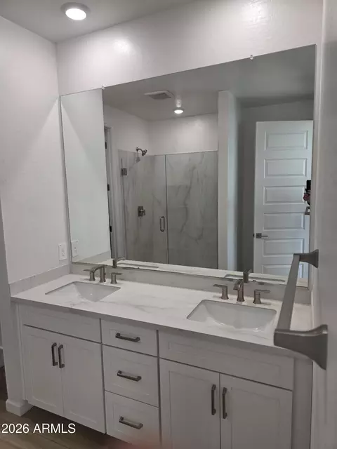 Bath - 9730 S 11th Pl S, Phoenix, AZ 85042 photo 3 of 5