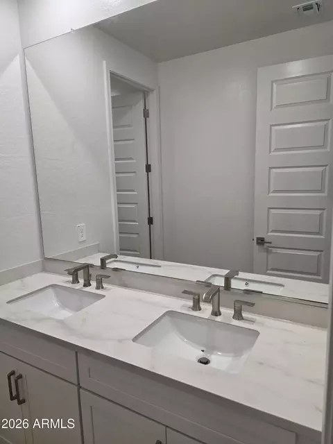 Bath - 9730 S 11th Pl S, Phoenix, AZ 85042 photo 2 of 5