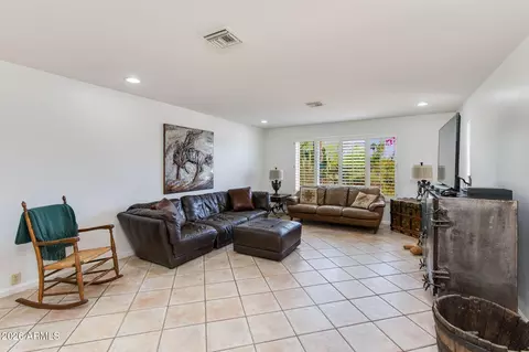 Living - 2236 E Cactus Wren Dr, Phoenix, AZ 85020 photo 1 of 2