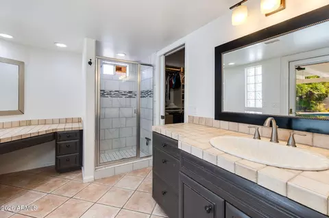 Bath - 2236 E Cactus Wren Dr, Phoenix, AZ 85020 photo 1 of 2