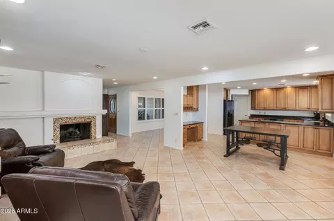 Living - 2236 E Cactus Wren Dr, Phoenix, AZ 85020 photo 2 of 2