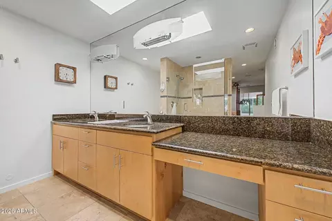 Bath - 2631 E Beekman Pl, Phoenix, AZ 85016 photo 2 of 3