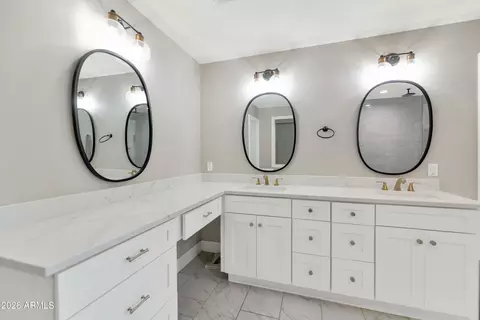 Bath - 5109 N 33rd St, Phoenix, AZ 85018 photo 3 of 6