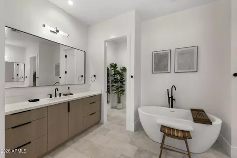 Bath - 4546 E Campbell Ave, Phoenix, AZ 85018 photo 4 of 9