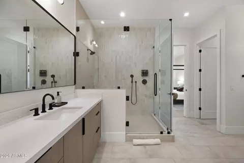 Bath - 4546 E Campbell Ave, Phoenix, AZ 85018 photo 5 of 9