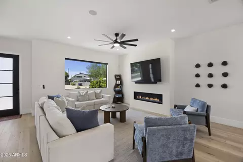 Living - 4546 E Campbell Ave, Phoenix, AZ 85018 photo 2 of 3