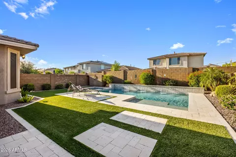 Exterior - 2948 E Tina Dr, Phoenix, AZ 85050 photo 6 of 17