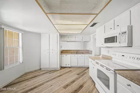 Kitchen - 4649 E Cheyenne Dr, Phoenix, AZ 85044 photo 1 of 5