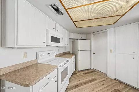 Kitchen - 4649 E Cheyenne Dr, Phoenix, AZ 85044 photo 4 of 5