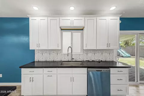 Kitchen - 3601 E Laurel Ln, Phoenix, AZ 85028 photo 1 of 3