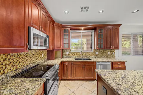 Kitchen - 2135 S Porter St, Gilbert, AZ 85295 photo 3 of 4