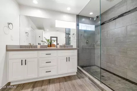 Bath - 828 E Myrtle Ave, Phoenix, AZ 85020 photo 1 of 3