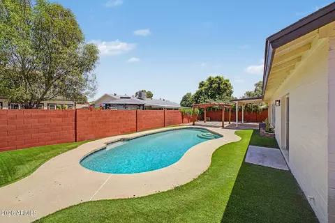 Exterior - 814 E Chilton Dr, Tempe, AZ 85283 photo 7 of 9