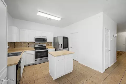 Kitchen - 3210 S 64th Ave, Phoenix, AZ 85043 photo 4 of 5