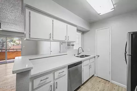 Kitchen - 2625 E Indian School Rd #227, Phoenix, AZ 85016 photo 3 of 4